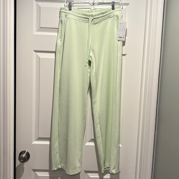 NWT Athleta Seasoft Straight Honeydew Green Pant Size Medium - Picture 4 of 7